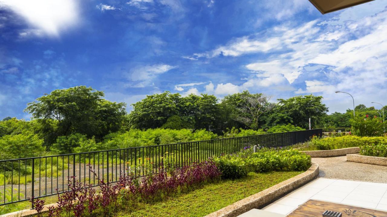 Azalea Suites Cikarang By Jayakarta Group Jacarta Exterior foto